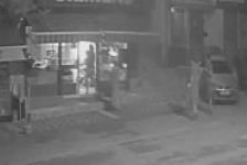 TACİZE UĞRADI YARI ÇIPLAK ESNAFA SIĞINDI