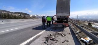 TIR'IN ÇARPTIĞI ÇEKİCİ SÜRÜCÜSÜ ÖLDÜ