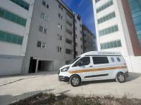 YENGESİNİ BIÇAKLADI BALKONDAN ATLADI