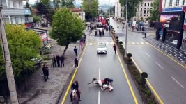 19 MAYIS KORTEJİNDE YOLDA KAYAN AT, BİNİCİYLE BİRLİKTE DÜŞTÜ