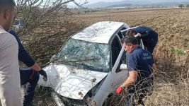 2 AĞACI DEVİRDİ: OTOMOBİL KULLANILAMAZ HALE GELDİ... 2 YARALI...