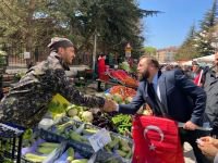 6 BİN TÜRK BAYRAĞI DAĞITTILAR....