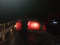 BARİYERLERE ÇARPINCA YAN YATTI