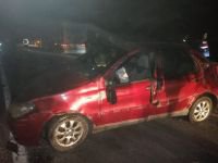 BARİYERLERE ÇARPINCA YAN YATTI