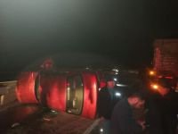 BARİYERLERE ÇARPINCA YAN YATTI