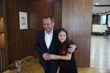 BAŞKAN ÖZCAN KOLTUĞUNA MİRA SU'YA DEVRETTİ