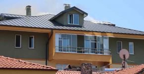 BOLU'DA APARTMAN ÇATISI ALEV ALEV YANDI... MAHALLELİ SOKAĞA DÖKÜLDÜ