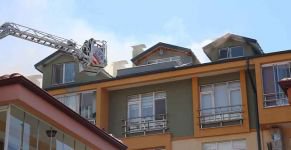 BOLU'DA APARTMAN ÇATISI ALEV ALEV YANDI... MAHALLELİ SOKAĞA DÖKÜLDÜ