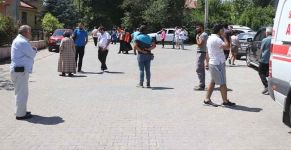 BOLU'DA APARTMAN ÇATISI ALEV ALEV YANDI... MAHALLELİ SOKAĞA DÖKÜLDÜ