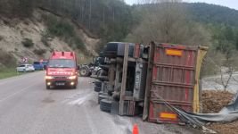 BOLU'DA GÜBRE YÜKLÜ TIR VİRAJI ALAMAYINCA DEVRİLDİ...