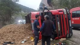 BOLU'DA GÜBRE YÜKLÜ TIR VİRAJI ALAMAYINCA DEVRİLDİ...
