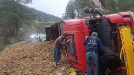 BOLU'DA GÜBRE YÜKLÜ TIR VİRAJI ALAMAYINCA DEVRİLDİ...