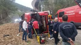 BOLU'DA GÜBRE YÜKLÜ TIR VİRAJI ALAMAYINCA DEVRİLDİ...