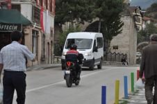 BOLU'DA MİDİBÜSLE ÇARPIŞAN MOTOSİKLETLİ YARALANDI