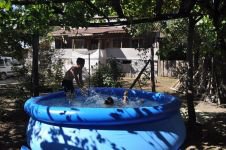 BOLU'DA O KÖYDE DENİZE GİDEMEYEN ÇOCUKLARIN HAVUZ KEYFİ...
