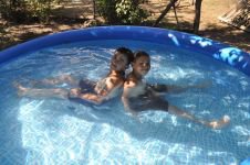 BOLU'DA O KÖYDE DENİZE GİDEMEYEN ÇOCUKLARIN HAVUZ KEYFİ...