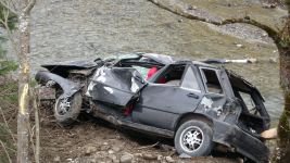 BOLU’DA OTOMOBİL DEREYE UÇTU