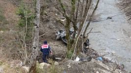 BOLU’DA OTOMOBİL DEREYE UÇTU