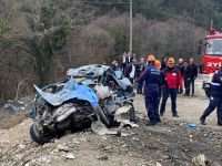BOLU'DA OTOMOBİL KAMYONA OK GİBİ SAPLANDI
