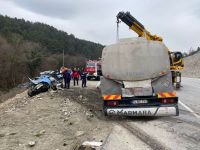 BOLU'DA OTOMOBİL KAMYONA OK GİBİ SAPLANDI