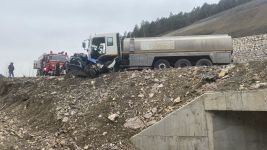 BOLU'DA OTOMOBİL KAMYONA OK GİBİ SAPLANDI