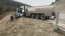 BOLU'DA OTOMOBİL KAMYONA OK GİBİ SAPLANDI