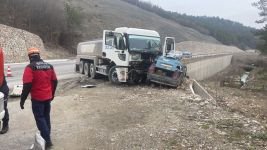 BOLU'DA OTOMOBİL KAMYONA OK GİBİ SAPLANDI