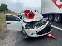 BOLU’DA OTOYOLDA KARAYOLLARI ARACINA ÇARPTI… 3 YARALI