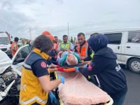 BOLU’DA OTOYOLDA KARAYOLLARI ARACINA ÇARPTI… 3 YARALI