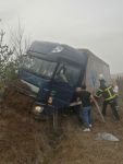 BOLU'DA TIR TOPRAĞA SAPLANDI: 1 YARALI