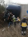BOLU'DA TIR TOPRAĞA SAPLANDI: 1 YARALI