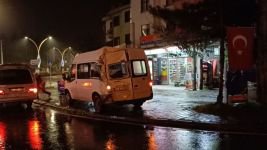 BOLU'DA TRAFİK IŞIKLARINDA DURAMAYAN TIR, MİNİBÜSE ÇARPTI
