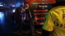BOLU'DA TRAFİK IŞIKLARINDA DURAMAYAN TIR, MİNİBÜSE ÇARPTI