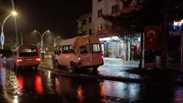 BOLU'DA TRAFİK IŞIKLARINDA DURAMAYAN TIR, MİNİBÜSE ÇARPTI