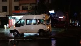 BOLU'DA TRAFİK IŞIKLARINDA DURAMAYAN TIR, MİNİBÜSE ÇARPTI