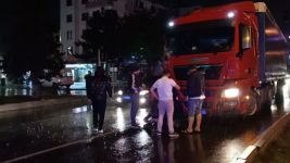 BOLU'DA TRAFİK IŞIKLARINDA DURAMAYAN TIR, MİNİBÜSE ÇARPTI