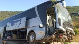 BOLU'DA YOLCU OTOBÜSÜ YOLDAN ÇIKARAK ARAZİYE DALDI...