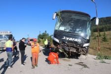 BOLU'DA YOLCU OTOBÜSÜ YOLDAN ÇIKARAK ARAZİYE DALDI...