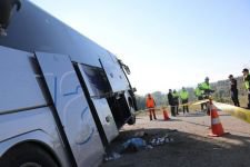 BOLU'DA YOLCU OTOBÜSÜ YOLDAN ÇIKARAK ARAZİYE DALDI...