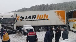 BOLU’DA ZİNCİRLEME KAZA… 13 ARAÇ BİRBİRİNE GİRDİ