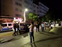 CADDE DE İKİ GRUP BİRBİRİNE GİRDİ...