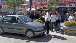 CADDE ORTASINDA SİLAHINI ÇEKTİ...