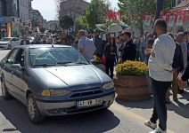 CADDE ORTASINDA SİLAHINI ÇEKTİ...