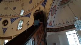 CAMİYE GİREN KEDİ MİNBERİN ARKASINA DÜŞTÜ