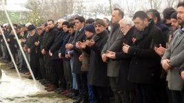 DEPREMDE ÖLEN ÖĞRETİM GÖREVLİSİ, EŞİ VE KIZI BOLU'DA TOPRAĞA VERİLDİ