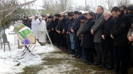 DEPREMDE ÖLEN ÖĞRETİM GÖREVLİSİ, EŞİ VE KIZI BOLU'DA TOPRAĞA VERİLDİ