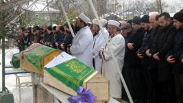 DEPREMDE ÖLEN ÖĞRETİM GÖREVLİSİ, EŞİ VE KIZI BOLU'DA TOPRAĞA VERİLDİ