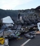 FECİ KAZA: SERVİS KAĞIT GİBİ YIRTILDI... 1 ÖLÜ, 4 YARALI