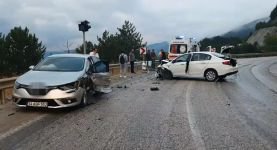 FECİ KAZADA KAFA KAFAYA ÇARPIŞTILAR: 1 YARALI