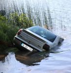 FOTOĞRAF ÇEKMEK İÇİN İNDİ, ARACI GÖLE DÜŞTÜ